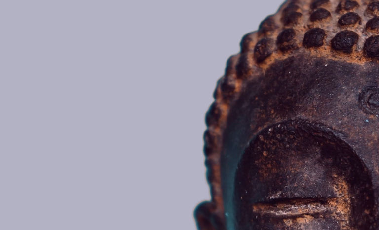 Cabeza de Buda con los ojos cerrados durante una práctica de mindfulness
