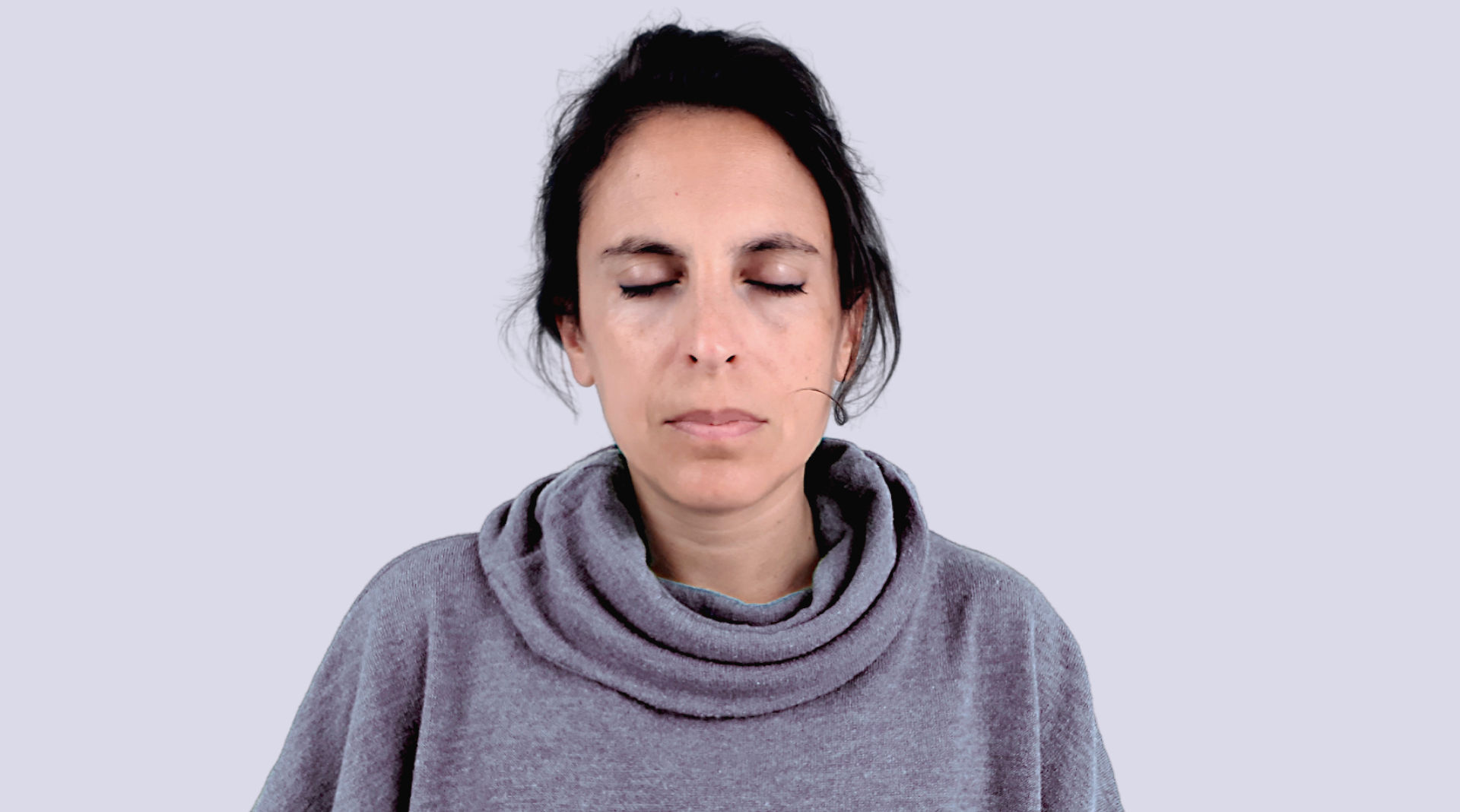 Dona amb els ulls tancats durant una pràctica de mindfulness
