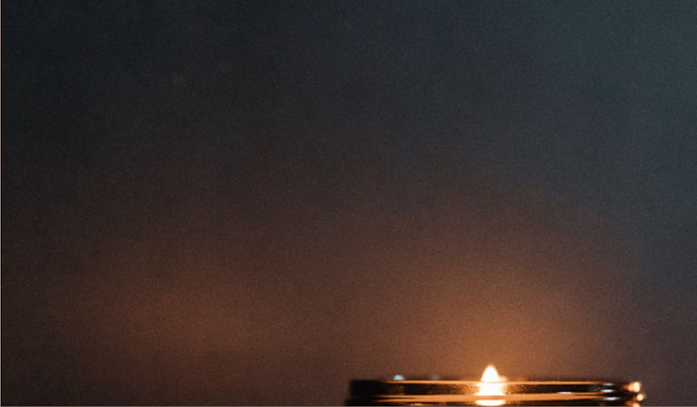 Flama d'una espelma encesa per fer pràctica de contemplació