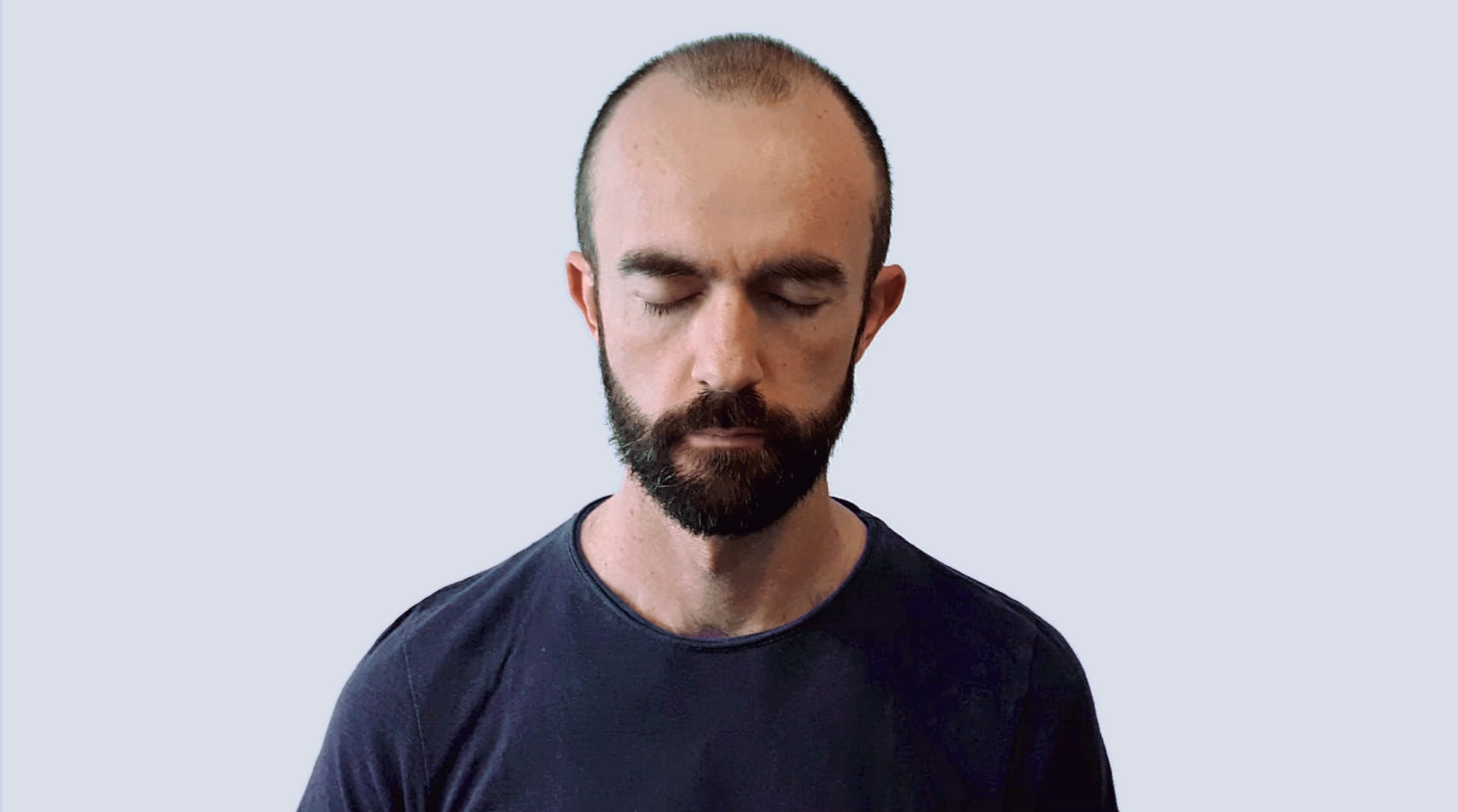 Home amb els ulls tancats durant una pràctica de mindfulness