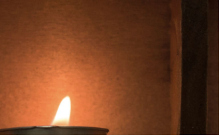 Llama de una vela encendida para hacer práctica de mindfulness