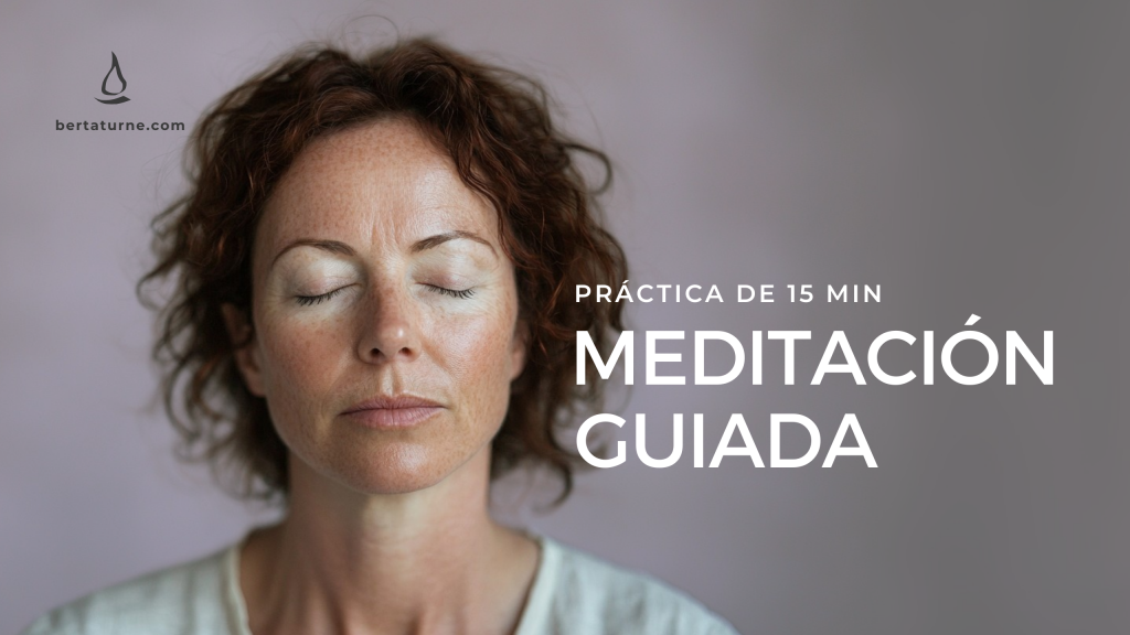 Mujer haciendo una práctica de meditacion estilo mindfulness