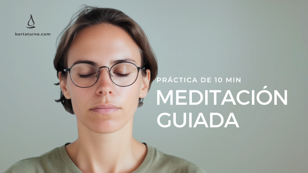 Mujer haciendo una práctica de meditación guiada estilo mindfulness