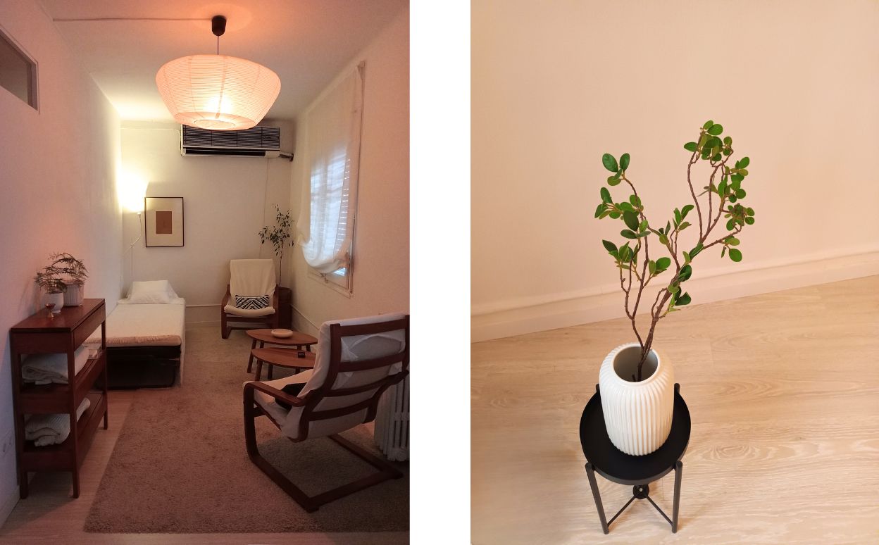 Therapy room prepared for deep relaxation practices, with a couch and two armchairs.