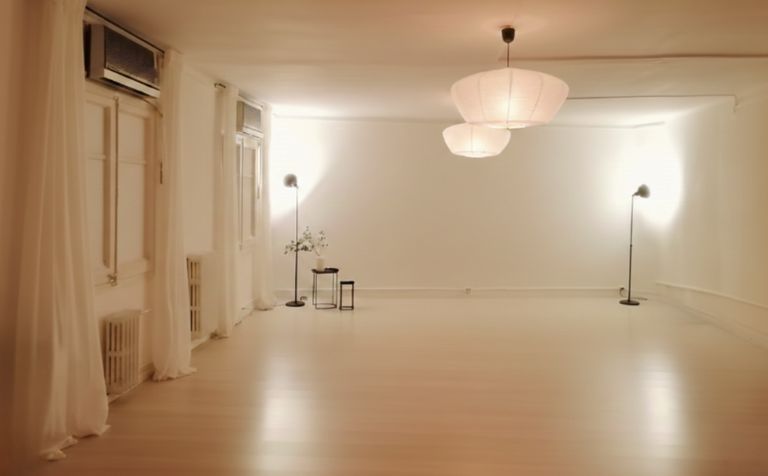 Sala diáfana y con iluminación ténue y anaranjada.