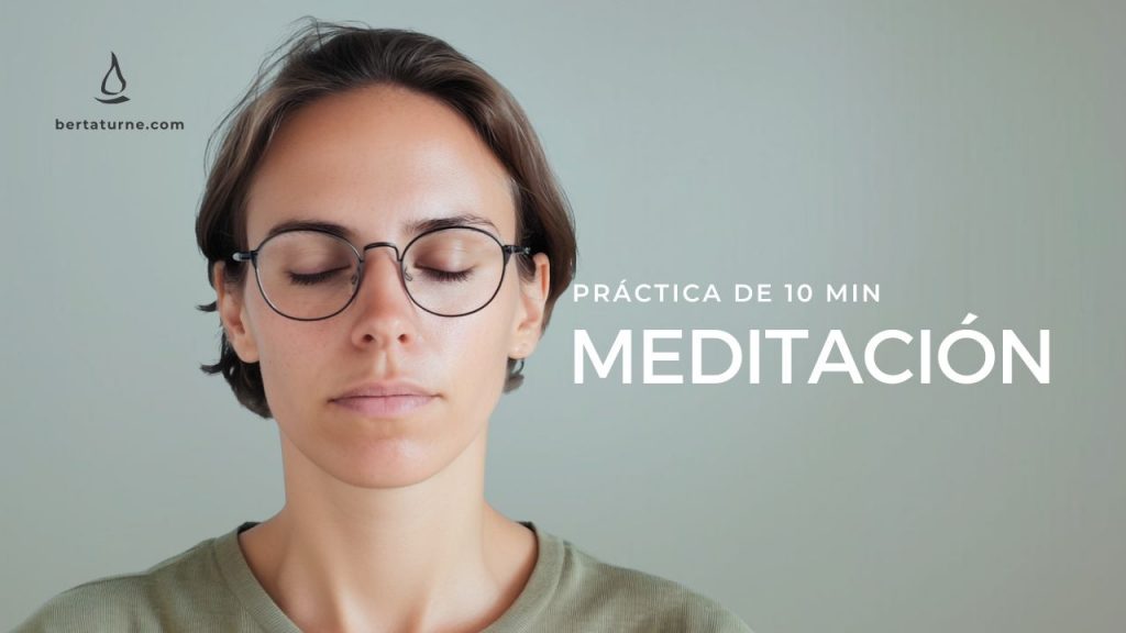 Mujer con los ojos cerrados, con gafas y vestida con una camiseta de color verde caqui haciendo una práctica de atención plena.
