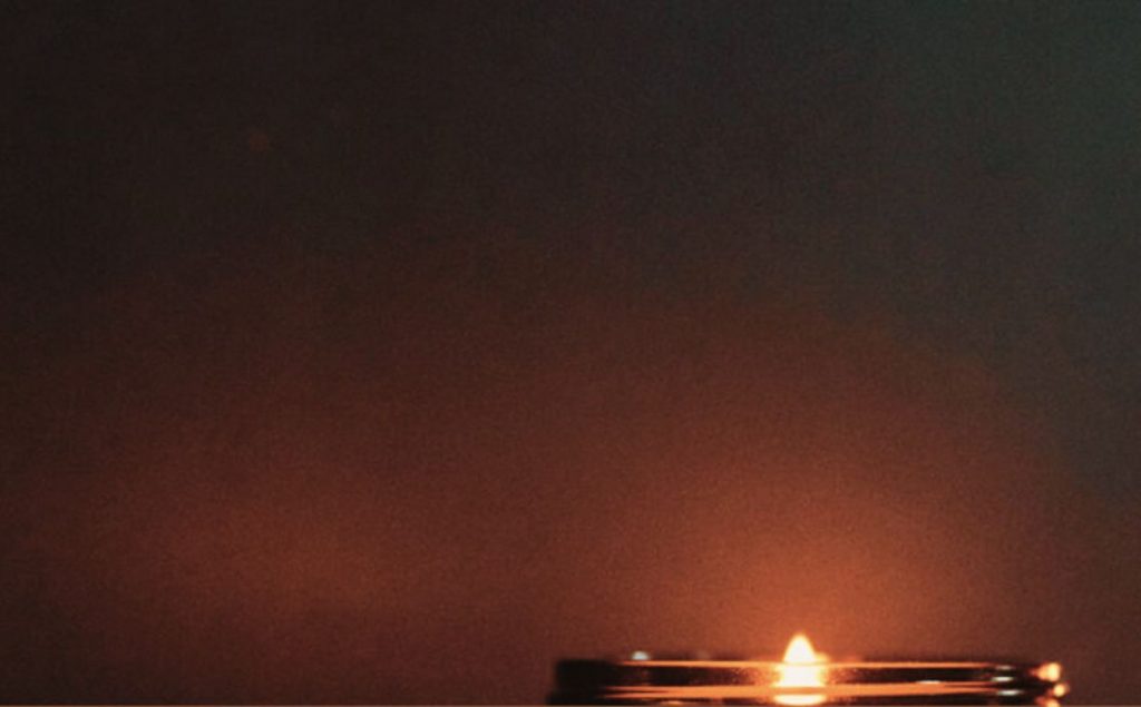 Llama de una vela encendida para hacer práctica de contemplación.