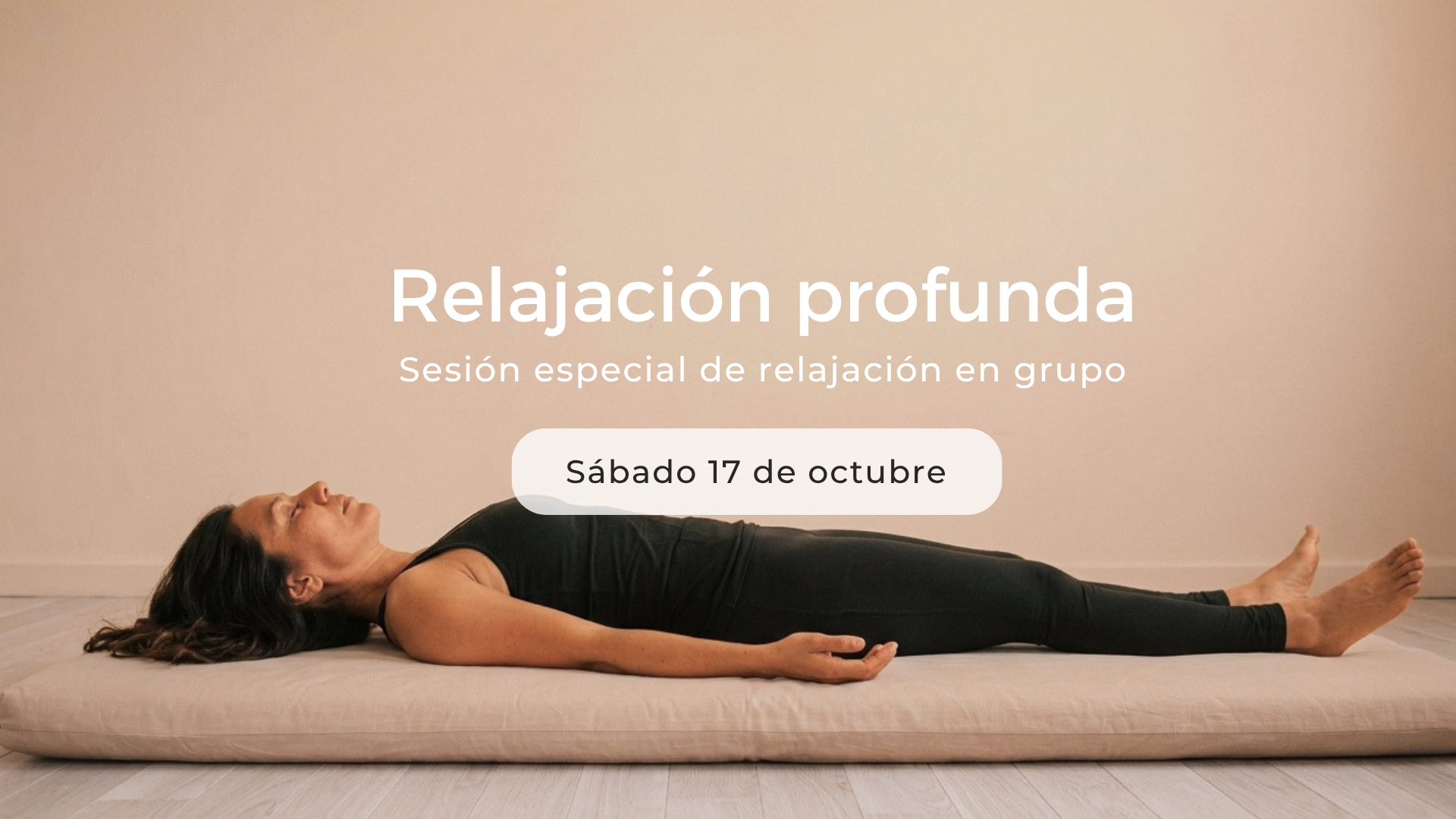 Mujer tumbada en postura de relajación profunda en La Sala Barcelona